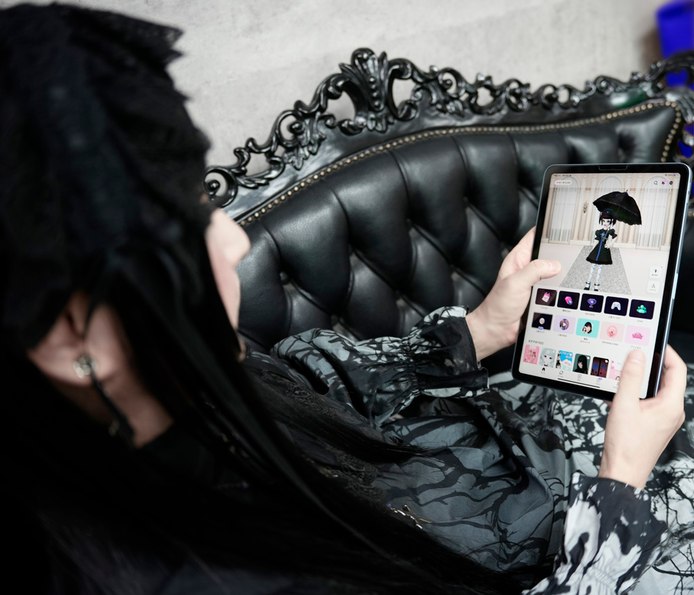 M_d_M_official's tweet photo. ZEPETOのマナリーナを着せ替えさせて、ワールドにたまに出没して徘徊したり、月を見たり、噴水に癒されたり…腐腐腐・・・

静寂なる漆黒な幻想世界は居心地が良いです🦇

勿論みんなの投稿も見てますよ❤︎

Mana

https://t.co/tSmSL0VzlT https://t.co/ODiSdpJqC9