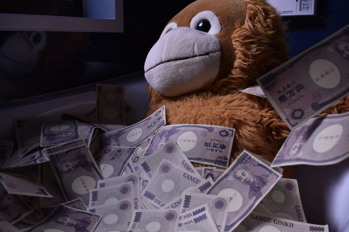 Ruhe_1133's tweet photo. チンパンジーをモデルに
　　こんなお写真撮れるよ〜!
　　　　という写真を撮りました📸
【Part3】
夢のお札風呂💵

湯船いっぱいのお札に入るの夢がありますよね～
玩具銀行のお札になら埋もれること出来��すよ!
下の方はクッション等でかさ増しすると本当に使っているふうに撮れます🛀 https://t.co/Yo8SsBEHSi