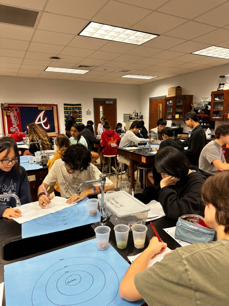I 💗 when I’m able to get in the classroom to see an engaging lesson- these freshman honors biology students were crushing their lab by building models of atoms, ions, and isotopes- Science rocks! #JCHSGladiators @LeadGladiator @FCS_JCHS @FultonCoSchools @FultonZone6