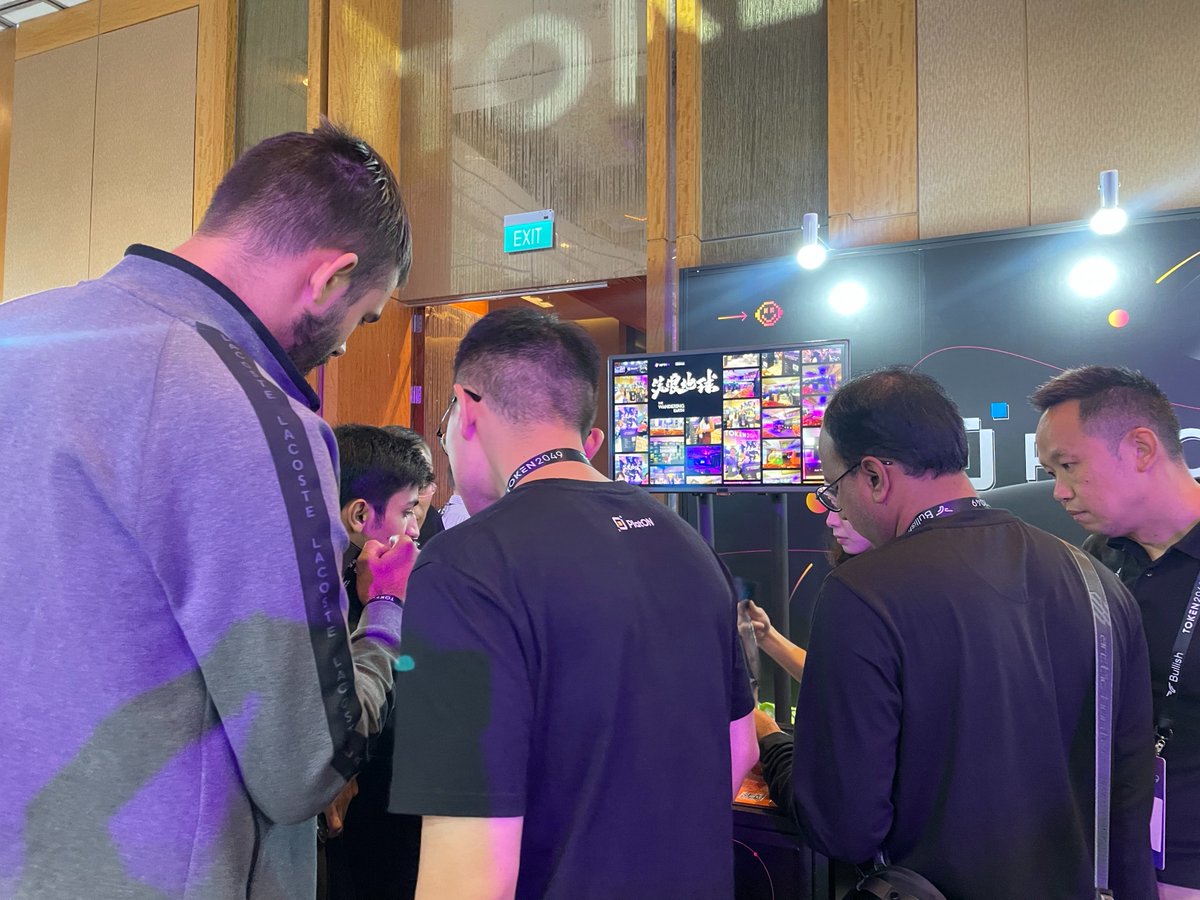 PlatON_India's tweet photo. 👀A quick Photo Recap that @PlatON_Network at 
@token2049
A very fulfilling meeting with Web3 Developers and enthusiasts from all over the world! https://t.co/Lmd1GTZ9Zf