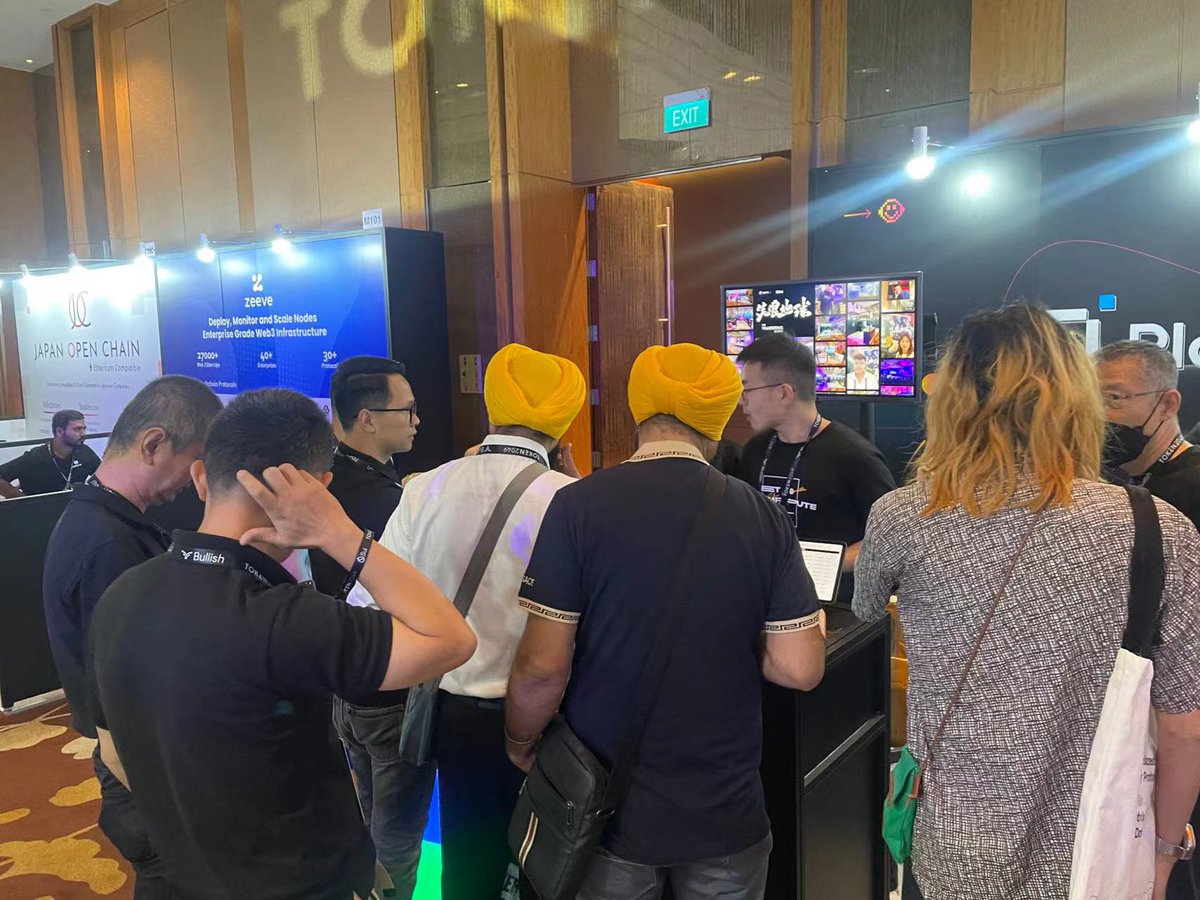 PlatON_India's tweet photo. 👀A quick Photo Recap that @PlatON_Network at 
@token2049
A very fulfilling meeting with Web3 Developers and enthusiasts from all over the world! https://t.co/Lmd1GTZ9Zf