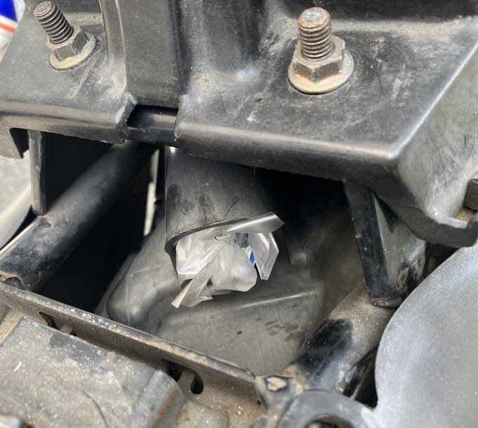 NS-1が急に回転数上がらなくなってついに壊れたか…と、OHを覚悟してバラしたら自分がこの前食べたおにぎりの袋がエアクリボックスに詰まっててマジ草すぎて自分が嫌いになったわ!! 