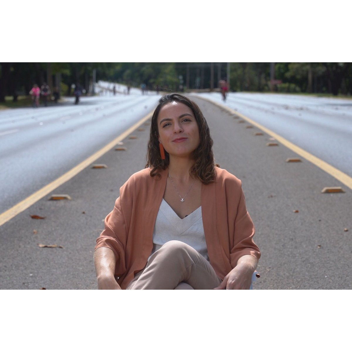 yasmimperna's tweet photo. Sabe projeto que da orgulho? 
“O Mundo Dentro do Eixo” vai ao ar amanhã, depois do #JornalHoje. 
Vamos contar boas histórias e mostrar que o eixão tá fervilhando de música, cultura, gastronomia, esporte e lazer. 
Vem comigooo ✨ https://t.co/3BobK9s3rt