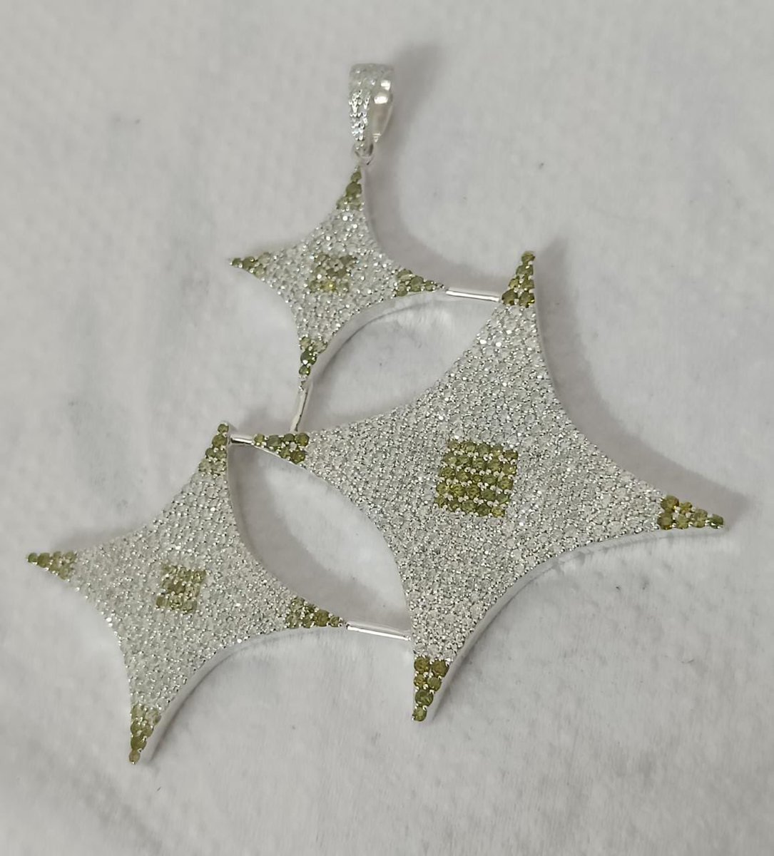 Confidencevvs1's tweet photo. Introducing Star Power w/ a hint of peridot . https://t.co/A8NUDVZVLf