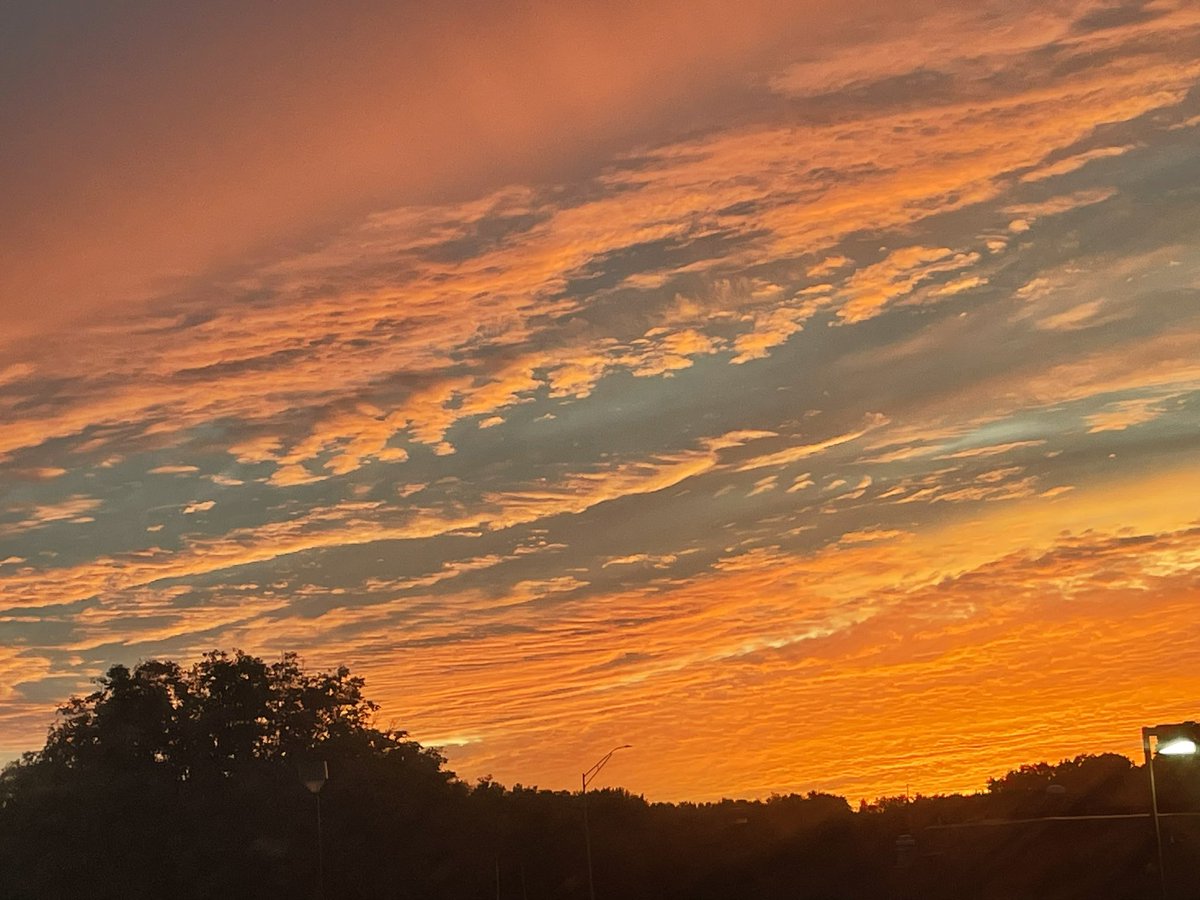mosergurl's tweet photo. God’s got his paintbrushes out tonight!
#sunset #NebraskaSunset https://t.co/si72NgIFvp