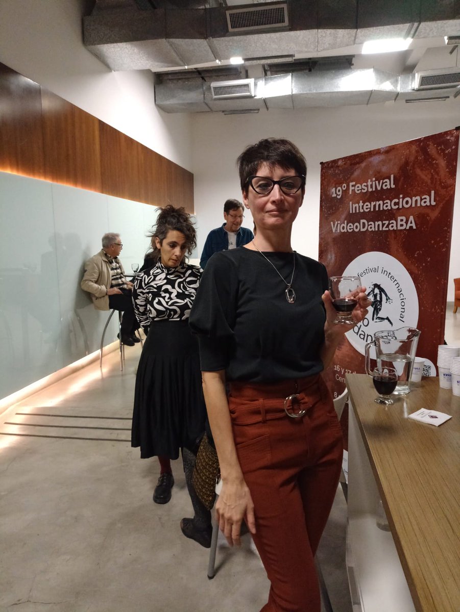 FestVDBA's tweet image. Hoy chinchin de apertura del Festival Intermacional de Videodanza en la DAC gracias a la hospitalidad y gentileza de @generodac, celebrando este cierre de ciclo en una edición final y muy emotiva. Además degustamos un malbec orgánico Penca🍷de Alpamanta cortesía de FulanosWine 💜