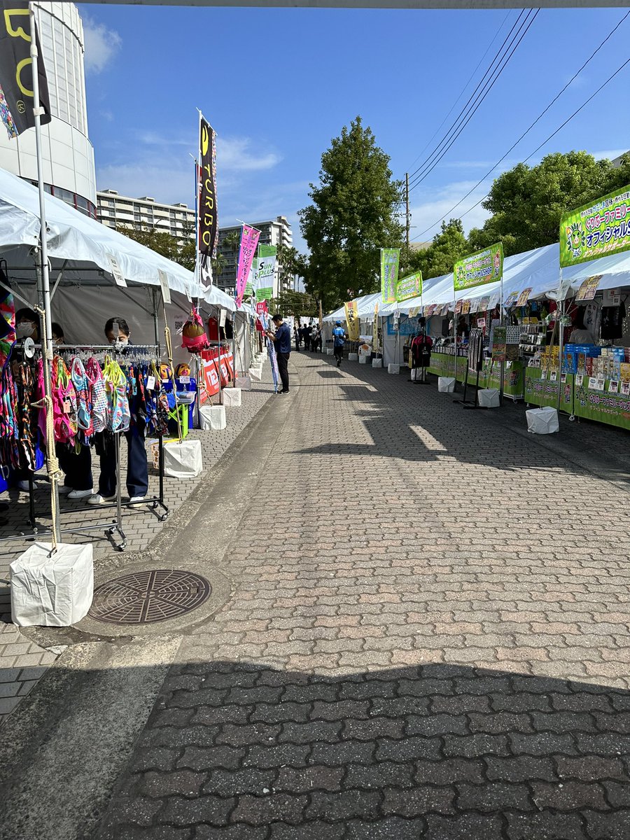 miyajingerz's tweet photo. かごしま国体、本日は市民プールで開催される事前競技向けの売店に出てます。4時には白波向かうけど。
キッチンカーや飲食、お土産の売店並んでます。
アーティスティックスイミング、見学しましたがとても感動した。ユナサポさん、讃岐サポさん、白波から近いので時間あればぜひ応援に。
#鹿児島ユナイテッドFC
#カマタマーレ讃岐
#燃ゆる感動かごしま大会