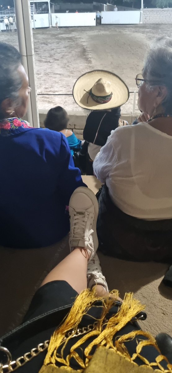 loredaf's tweet photo. Como cuando se t olvida que a las chorreado se va en botas.... https://t.co/Yr6QcfNH82