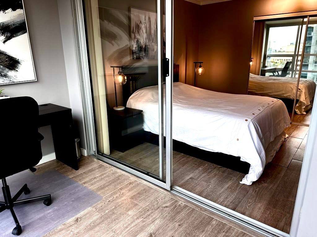 cleowithgrace_'s tweet photo. DT Vancouver 1bed 1bath and den 

Open booking from Oct. 

#yvr https://t.co/zLXO8YO68e