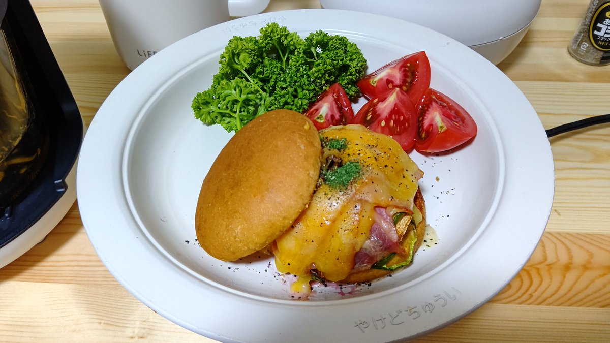 JoyVivalonen's tweet photo. @NqT614s 皿型のホットプレートなんです。
作ってそのまま皿として保温しながら食べられるんです。
保温出来る皿としても使えます。
コンビニ弁当や缶詰を盛りつけて温めながらちびちび食べるのにも良いんです。
以上早口でお送りしました。 https://t.co/J8eQ6lYpQg
