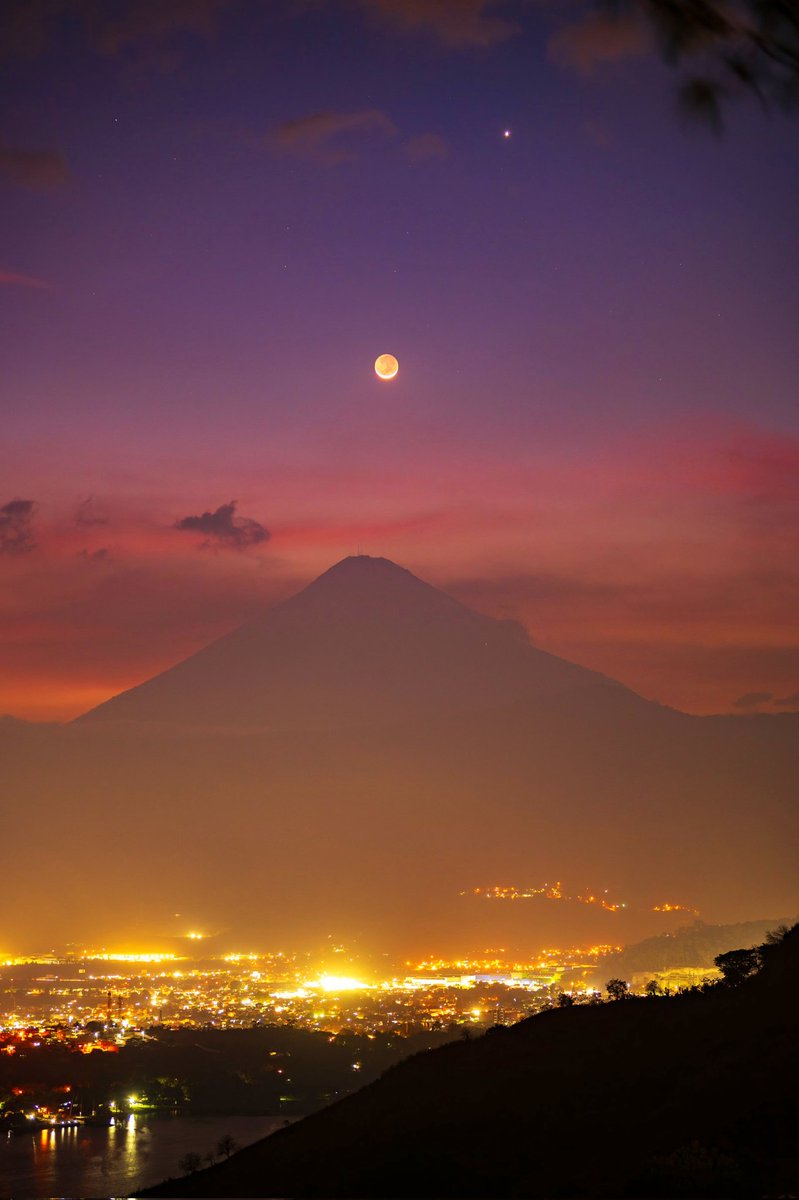 DavidRojasGt's tweet image. Otro atardecer random
Volcán de Agua, la Luna y Venus sobre la ciudad de Amatitlán.
#Guatemala