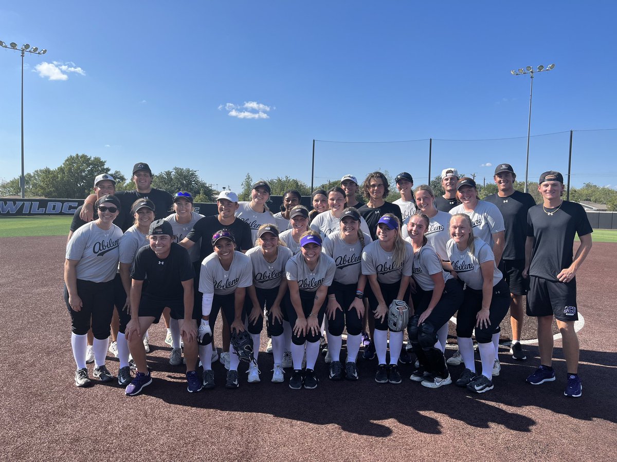 The “green” looked a little different, exchanged the club for a bat today 🤝🏽  

Thank you Men’s Golf for spending the afternoon with us! Next time at The Jim? 😎

#GoWildcats