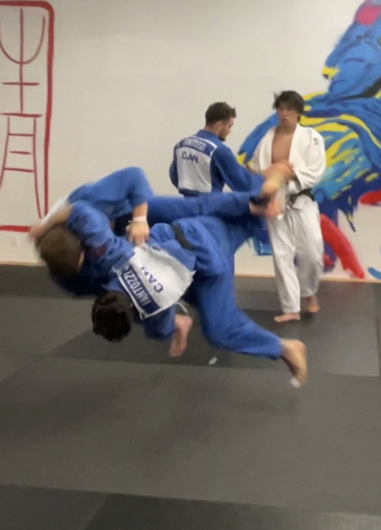 ManueleFantozzi's tweet photo. Uchi mata
The name of this technique is divided into two parts: UCHI means "internal", MATA means "inner part of the thigh".
Its peculiarity lies in inserting the right leg between Uke's, lifting him and projecting him.
@JudoGuide @JudoTalk @Judo #judo #judoguys https://t.co/Q3jPxAzUhm