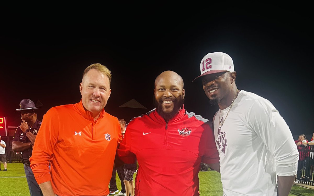Je__lan_'s tweet photo. Out doing what I love!
@CoachHughFreeze and his family might show up at SweetBues desert studio in Auburn🙌🏾
@Dameyunecraig16 great seeing you man.
#ParksandRecLife
#MenofGod https://t.co/KwxaOOqUnv