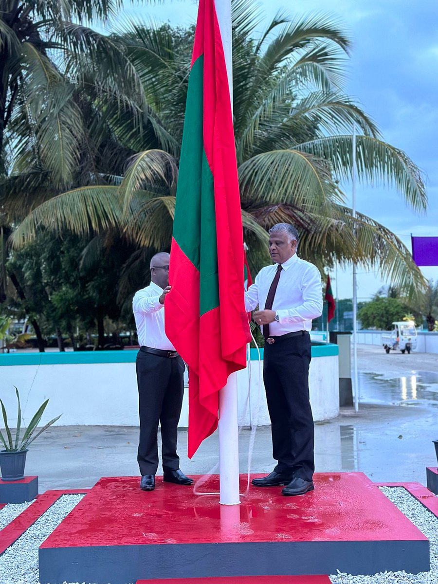 MoHEmv's tweet photo. ހއ. އުތީމުގައި މިއަދު ހެނދުނު ބޭއްވުނު މިއަހަރުގެ ޤައުމީ ދުވަހުގެ ދިދަ ނެގުމުގެ ޚާއްޞަ ރަސްމިއްޔާތުގައި ދިދަ ނަންގަވައި ދެއްވީ މިނިސްޓަރ ޑރ. އިބްރާހިމް ޙަސަންއެވެ.
@HomeMinistrymv https://t.co/qe5FDeJzQ1