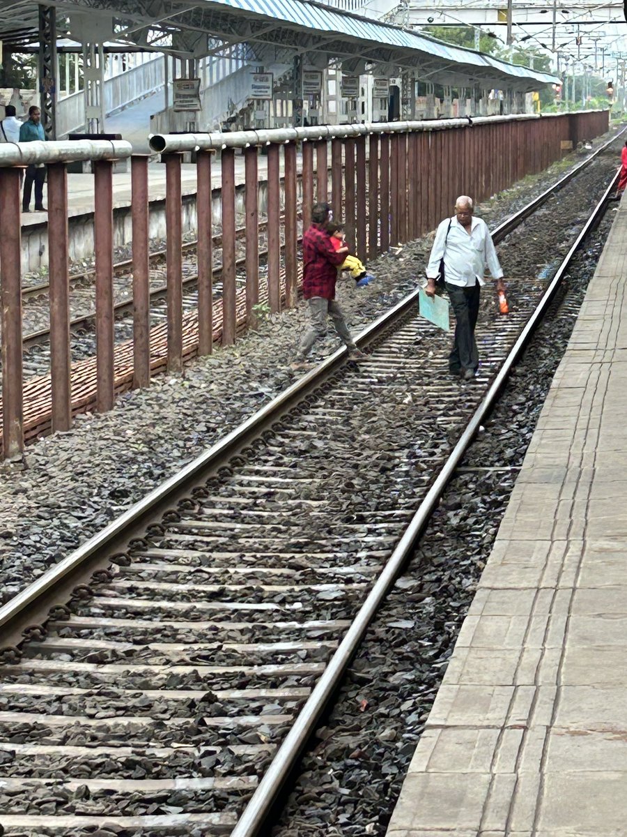 Jatin_beohar's tweet photo. Here’s a quick glimpse of inconvenient public design by railways @RailMinIndia 
This is incident for MML station where elderly and people carrying kid are forced to cross railway line.
As @drmjabalpur and @wc_railway will announce platform 10 mins before arrival of train https://t.co/Bs1OE43Ddf