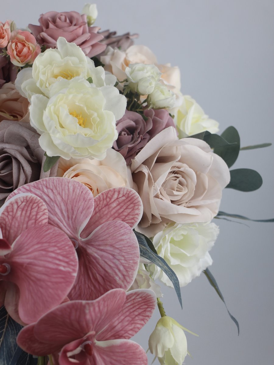 🌹 Introducing Our Dusty Rose Cascading Bridal Bouquet! 🌹

💐 High-Quality Silk Flowers
🎨 Elegant Dusty Rose Color
🌷 Stunning Cascading Design
🌼 Perfect for Romantic & Classic Weddings

#RinlongFlower #BridalBouquet #WeddingInspiration #WeddingEssentials #dustyrose
