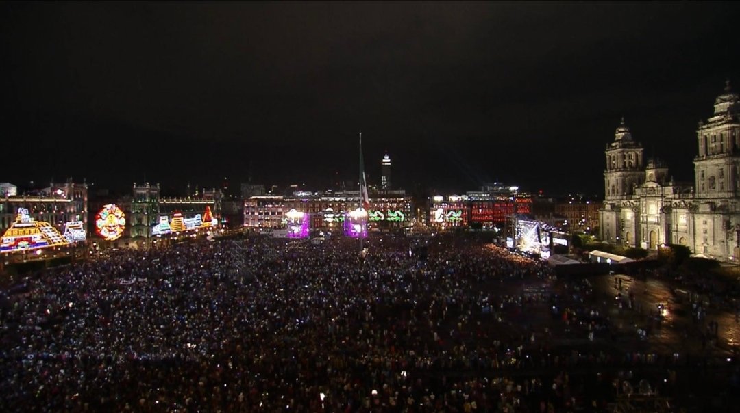 #15DeSeptiembre 🚨 Así de lleno está el Zócalo a las 8:00 PM con miles de mexicanos listos para dar el #Grito con AMLO Viva México...❤️🇲🇽❤️