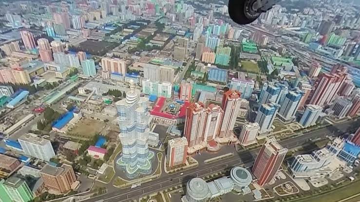 ativistacat's tweet photo. 🚨PARAÍSO: Esta é cidade de flengs na suíça, paraíso dos liberais por não ter imposto nenhum cobrado aos cidadãos.

Maravilha né? Melhor ainda saber que flengs não existe e isso é a Coreia do Norte! https://t.co/Hgkndtn4JK