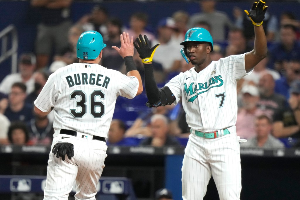 Sentinel_Sports's tweet image. #Arraez’s two home runs, Stallings’ three-run double in seventh key as #Marlins rally to top #Braves trib.al/T8iFabW