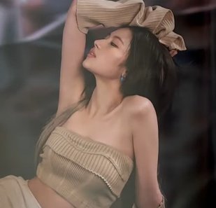 daydreamzyo's tweet photo. SANA??? https://t.co/BDNcx6R11q