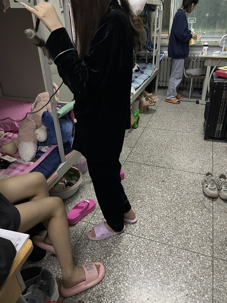 【寝室系列】女孩们的白袜有轻有重，但我只出最真实的。几年没有涨价、没有门槛、没有水印。只有一个小小的心愿希望这个圈子，大家可以分享身边的心得和美好，虽然这几年白袜开始流行，但是我们早已经发现了这里的快乐。请对这这些04年的女孩刚刚脱下的的白袜，温柔对待 https://t.co/FU8xoRD6xZ