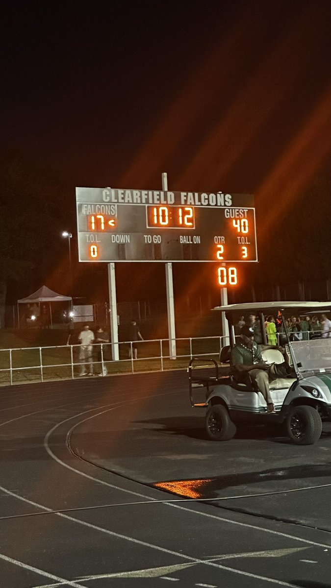 staggassi's tweet image. Halftime at Clearfield. Falcons jumped out to an early 10-0 lead. Box Elder scored 20 straight. Clearfield got it back to within 20-17, but 3 quick Bees scores before half make it 40-17 for BEHS. @patrickcarr_