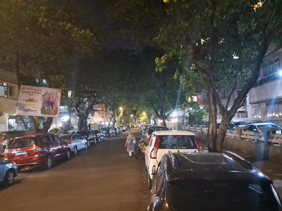 tikender's tweet photo. #bombay #mumbai #marinedrive 
Be it any city or town of our country, the elite captures public spaces blatantly.
Wide open road, narrowed because of cars parked on both sides.
#urbancommons https://t.co/G0ev9zxXtW