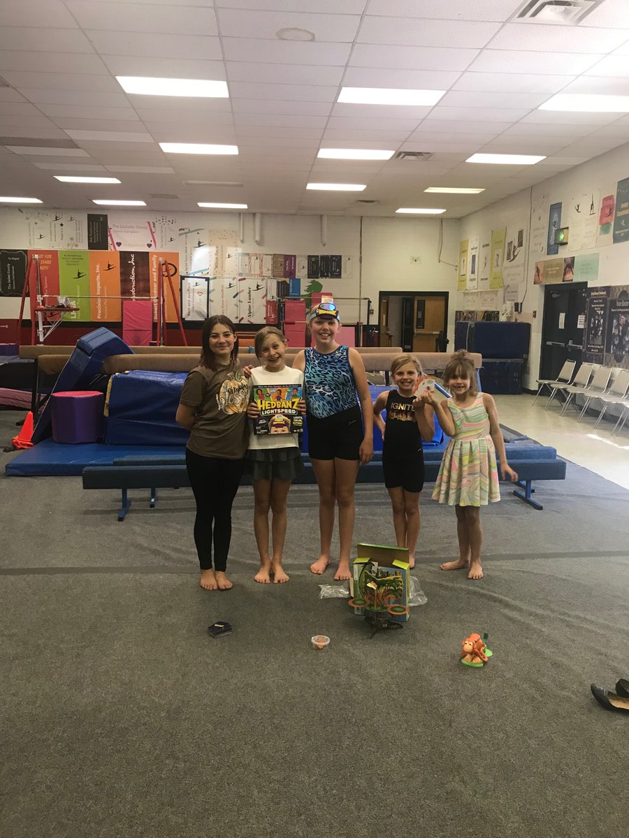 lexigurl_17's tweet photo. Thanks to @spinmastergames and @tryazon my girls and their friends got to check out #HedbanzLightspeed, #MonkeySeeMonkeyPoo and #DumbWaystoDie! We had a lot of fun. The new hedbanz was a resounding favorite and was played for 2 hours straight!  Pick up @Target or @Walmart today! https://t.co/ADP7VF1le5