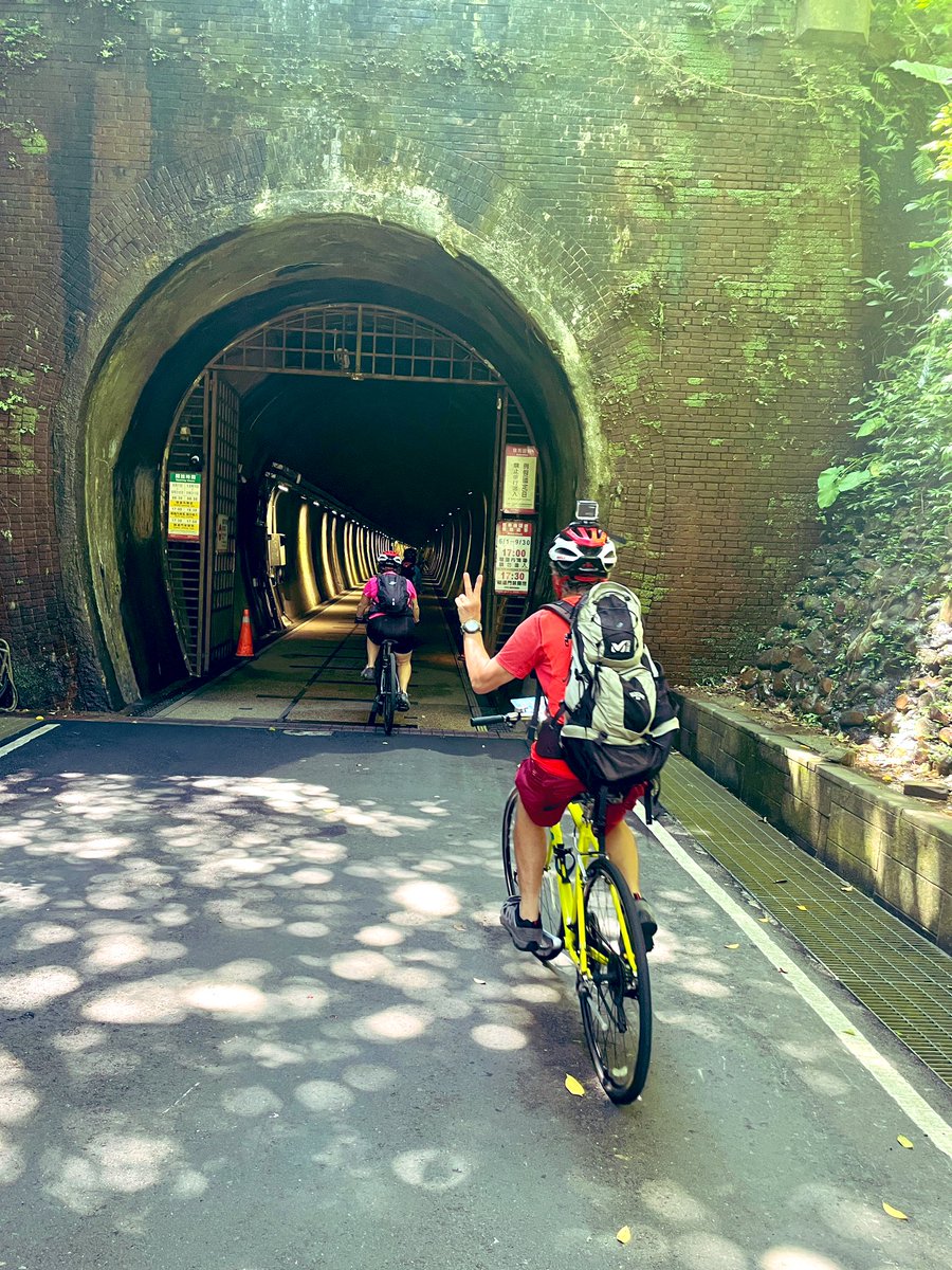 NomadNumbers's tweet photo. Rented 4x bikes for a 20km bike ride along the ocean that started in Fulong Beach with the family. Got to visit a lighthouse, cross an old train tunnel, swim in the water, check out a pretty cool fishing village and so much more fun stuff. #fulong #taiwan #biking https://t.co/VDZaTIyT1I
