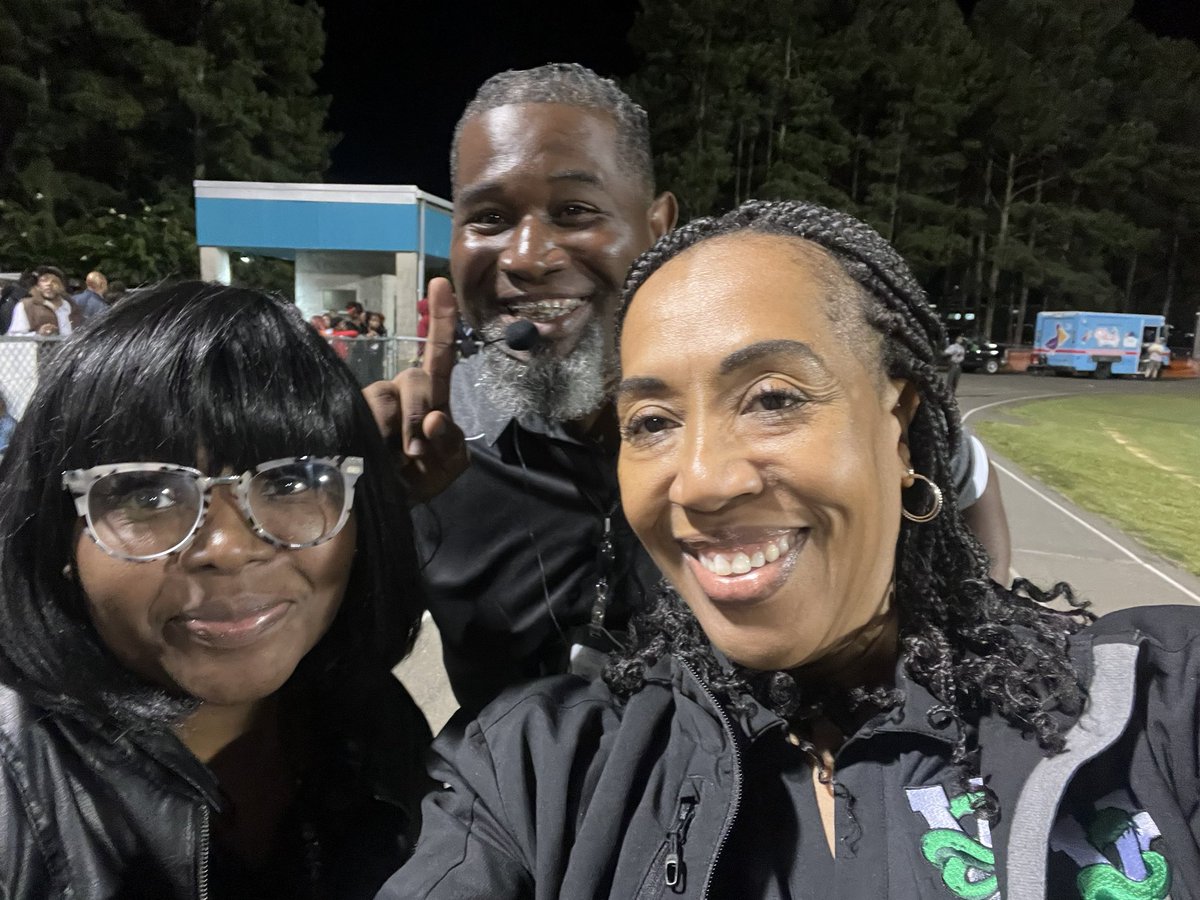 ymcshelle2's tweet photo. Friday Night Football, another win for the Vipers! It’s a great day to be a Viper! #viperpride @VCHSVipers @mscusaac https://t.co/PP08771Nza