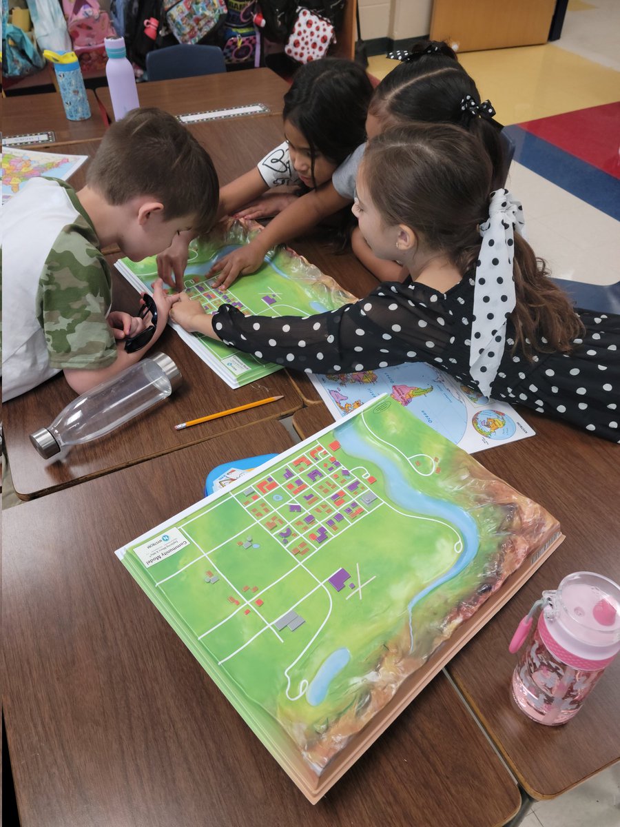 AveryBarnes18's tweet photo. Exploring maps today! Second grade fun! @NISDMurnin https://t.co/jvKDOjj1zu