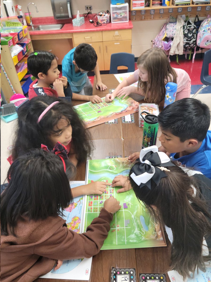 AveryBarnes18's tweet photo. Exploring maps today! Second grade fun! @NISDMurnin https://t.co/jvKDOjj1zu