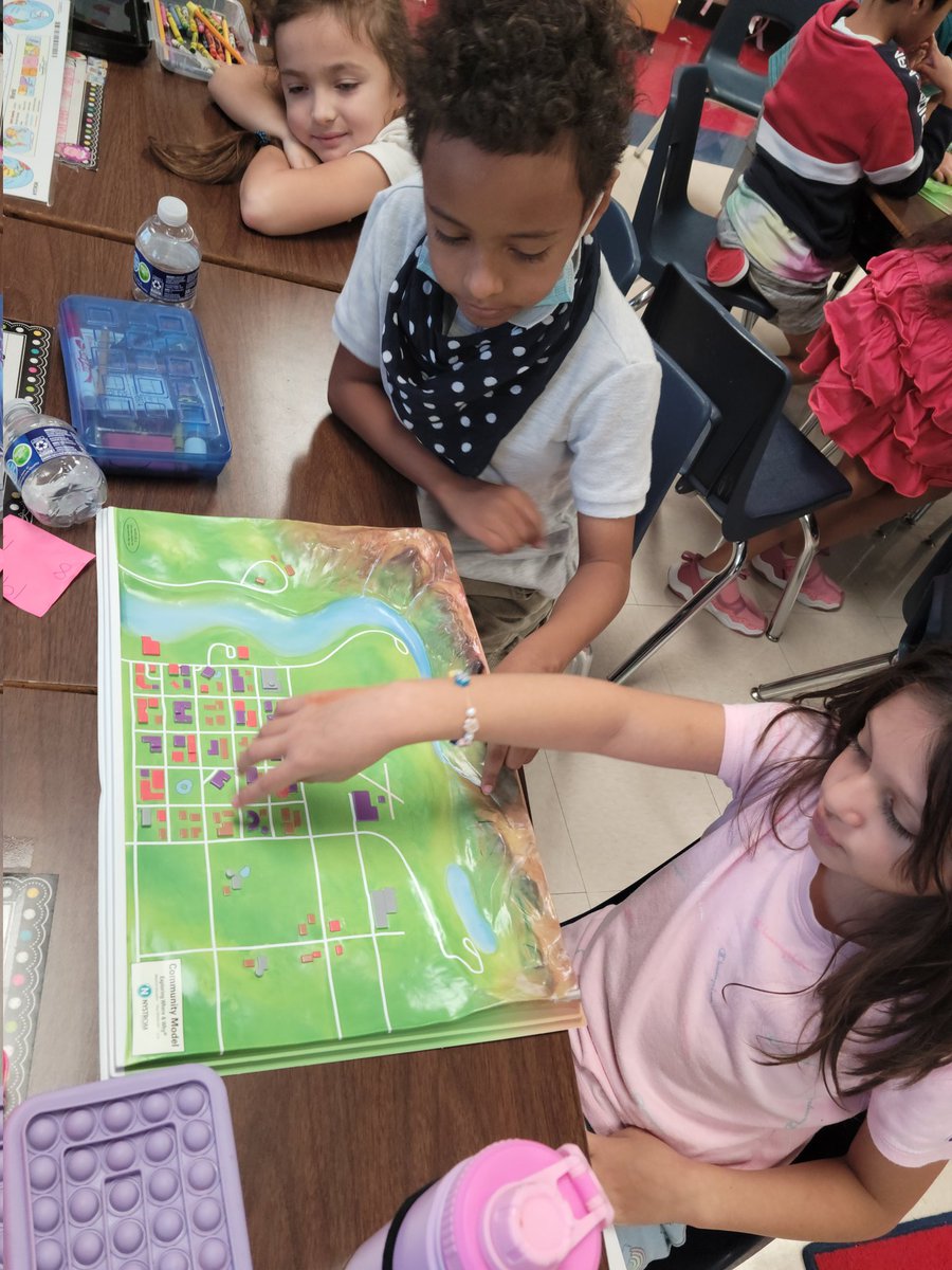 AveryBarnes18's tweet photo. Exploring maps today! Second grade fun! @NISDMurnin https://t.co/jvKDOjj1zu