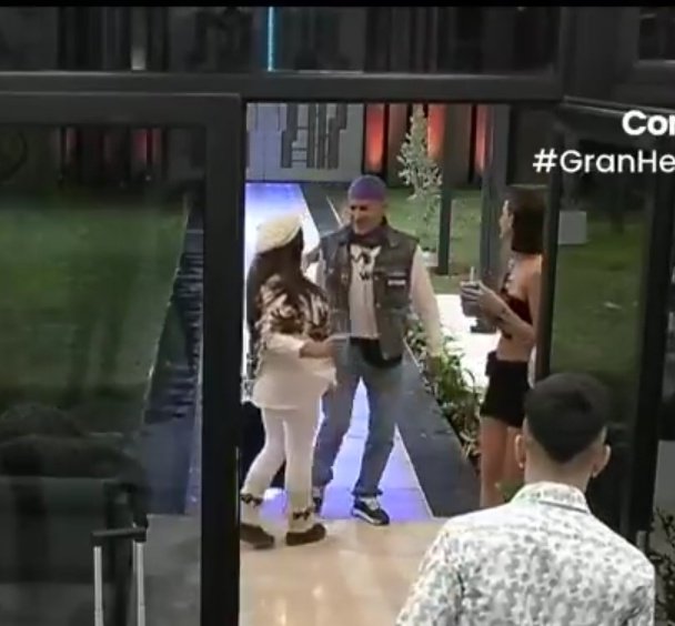 JhosangelaS's tweet photo. Abramos hilo como empezó la Familia Lulo.

CAPITULO 01 :
Miren quien recibió a PANCHITO Cony y Pincoya desde el día uno la RESISTENCIA Y LOS LULOS se formaron
#LaResistenciaLulo
#TheLulosShow 
#GranHermanoCHV https://t.co/w99o2irvDS