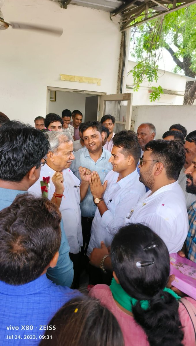 DrLokeshsaini's tweet photo. @rajhomoeo656 @bharatbeniwal_ @ashokgehlot51 होम्योपैथिक विभाग में 358 चिकित्सा अधिकारियों की ऐतिहासिक भर्ती करने के लिए मुख्यमंत्री महोदय @ashokgehlot51  और आयुष मंत्री जी का हृदय से आभार। अब प्रदेश की जनता को सभी ब्लाकों पर मिलेगी होम्योपैथी चिकित्सा सुविधा, प्रदेश के सभी होम्योपैथिक चिकित्सक आपकी आभारी। https://t.co/VrLrfM17TX