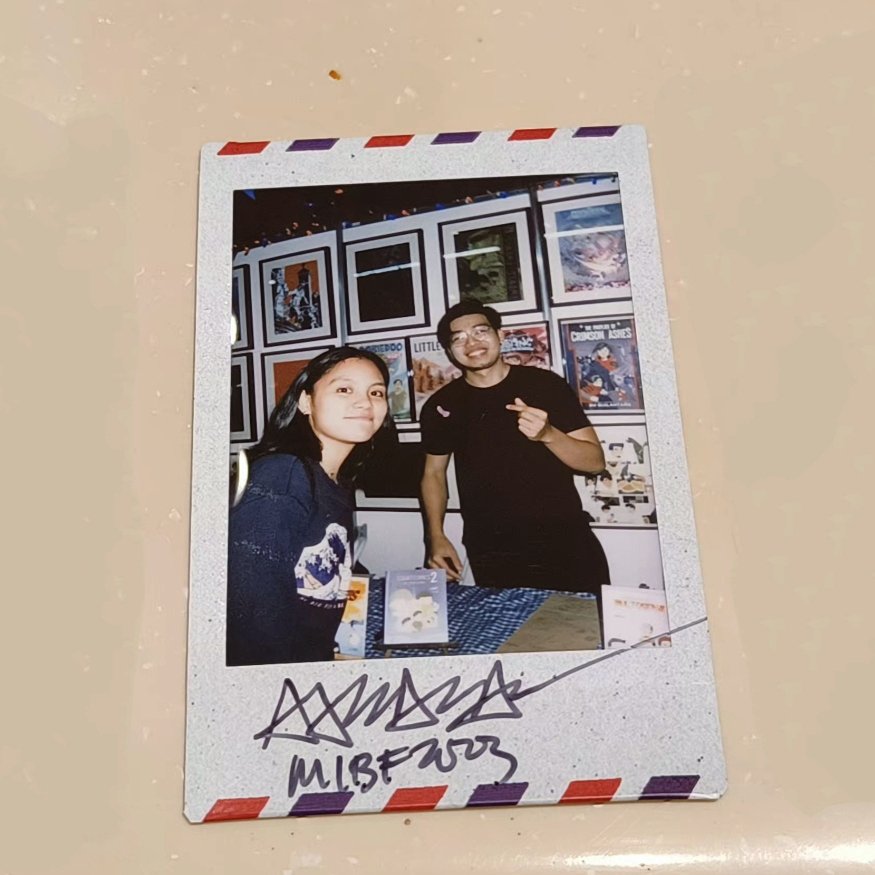 aeyslaye's tweet photo. Thank you @sskaitcomics for entertaining us yesterday with a photo &amp; signature, even though my girl doesn't own one of your books.

Nakakahiya kaya inantay maubos tao, kaso sad naman umalis ng di ka nalapitan. Hahah sa susunod na makabili babalikan ka namin sa events!

#MIBF2023 https://t.co/vwE5crFZjM