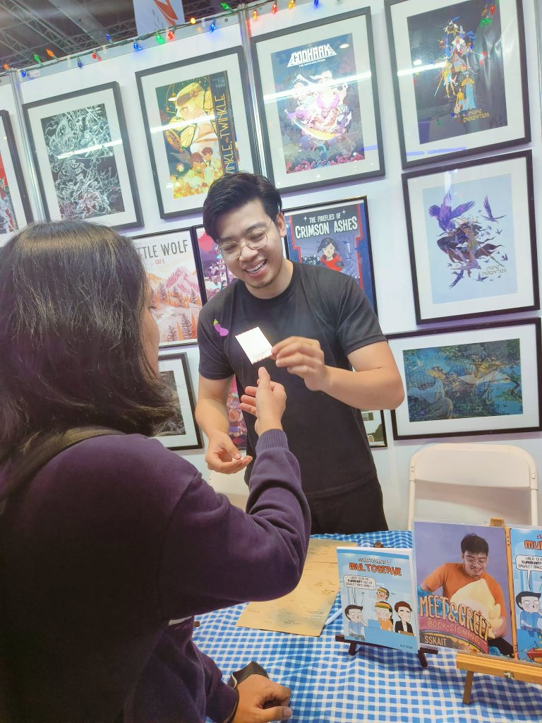 aeyslaye's tweet photo. Thank you @sskaitcomics for entertaining us yesterday with a photo &amp; signature, even though my girl doesn't own one of your books.

Nakakahiya kaya inantay maubos tao, kaso sad naman umalis ng di ka nalapitan. Hahah sa susunod na makabili babalikan ka namin sa events!

#MIBF2023 https://t.co/vwE5crFZjM