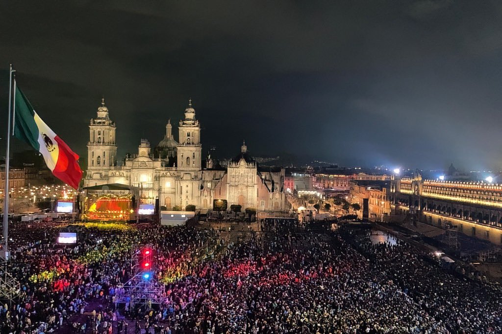 juncalssolano's tweet photo. Tremenda Postal desde el Zócalo 🇲🇽 

¡VIVA MÉXICO! https://t.co/32oM3wPfeA
