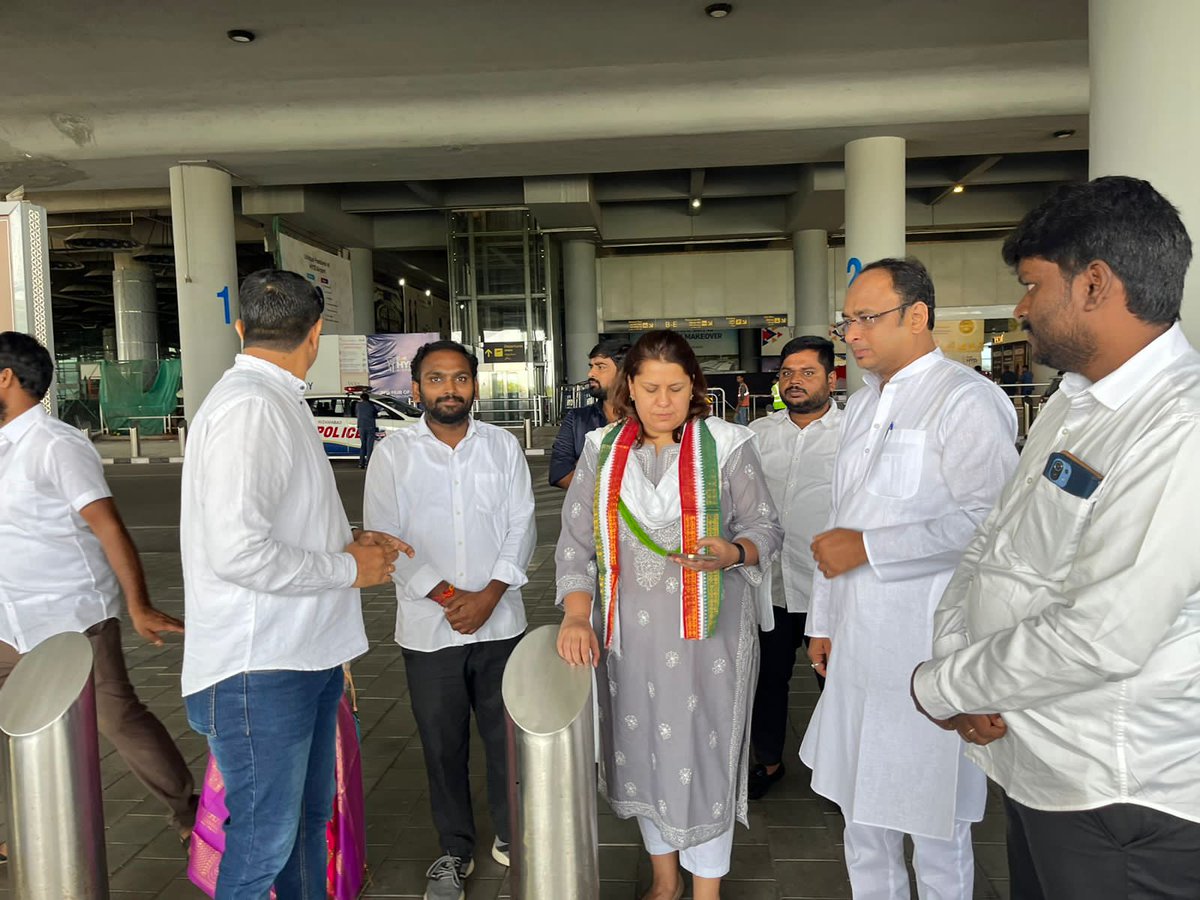 HemanthcharyInc's tweet image. AICC Social Media Chairman Smt. @SupriyaShrinate ji received a warm welcome at Shamshabad airport by TPCC Social Media Team.
#CWCMeetingHyd #VijayaBheri