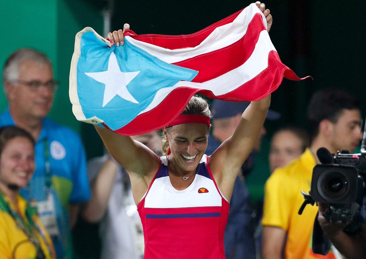 RuthMimafaith1's tweet photo. En el juego de esta noche llamado "Batalla De Leyendas", nuestra Monica Puig (no obstante ser un juego de exhibición) derrotó a Venus Williams. ¡Felicitaciones a nuestra #PicaPower! Esta imagen fue ganó la medalla de oro 🥇 en 🇧🇷. https://t.co/1YQCeW3tpf