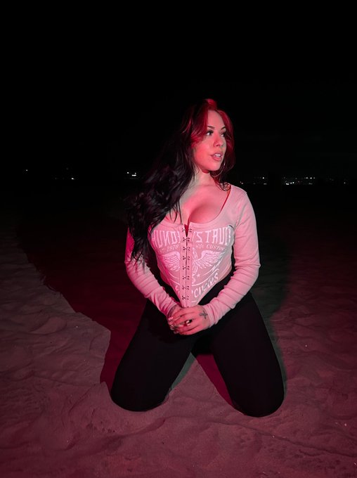 Quick lil photo shoot at the beach last night 🌙🌊🌗 https://t.co/CDTIbHqRyq