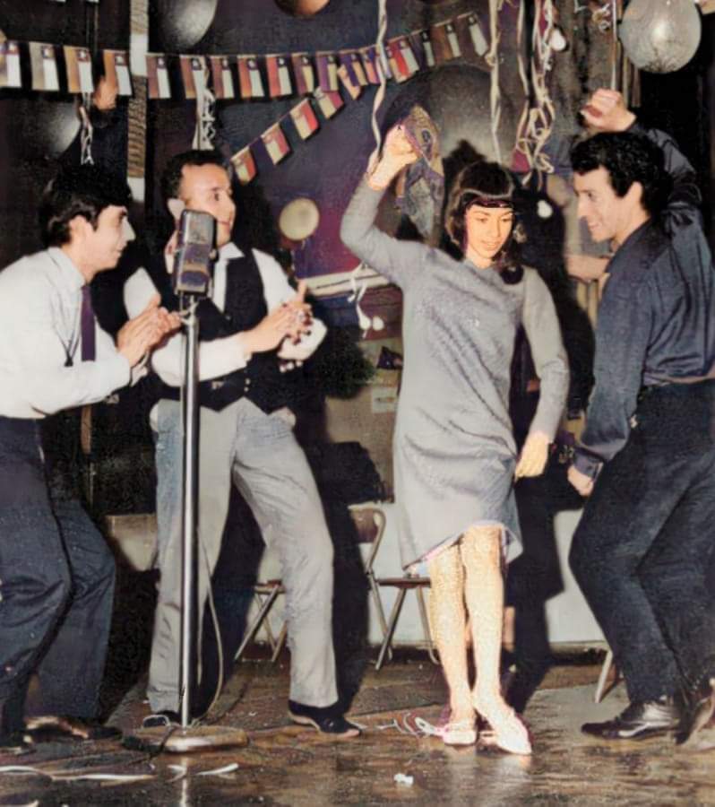 PedroDavisU's tweet image. Fotos con memoria ...🖤🌹
Angel Parra, Rolando Alarcón, Isabel Parra y Víctor Jara. 
18 de Septiembre de 1964

#50AñosDelGolpe 
#VictorJaraPresente