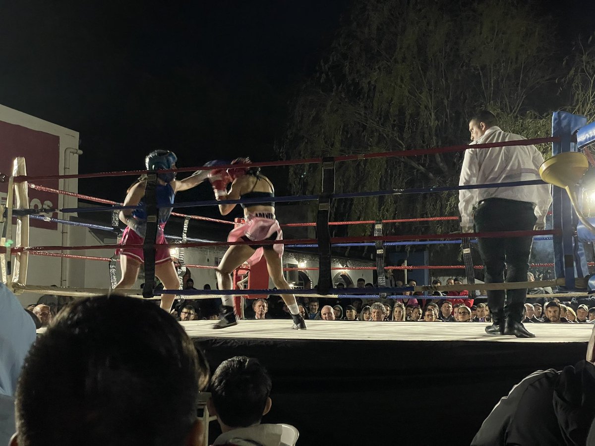 El nivel femenino no deja de sorprenderme. 

Prolijidad, seguridad, certeza, agilidad… dos boxeadoras bien golpeadoras. Hicieron que el público presente no pestañeara.

Excelente! Aguanten las pibas loco!!!!