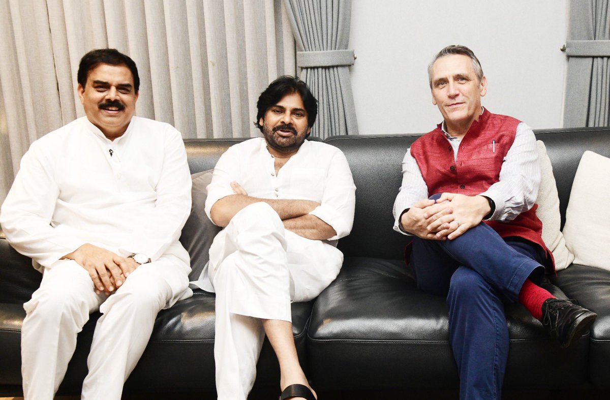 UKinHyderabad's tweet photo. Wonderful to meet @PawanKalyan of @JanaSenaParty. Insightful discussion about the forthcoming national and state elections in India 🇮🇳and opportunities to strengthen the UK’s links with Andhra Pradesh. 

@mnadendla https://t.co/dvMiwhTM70