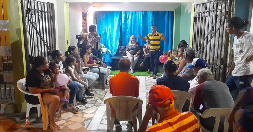 Lucydeleon2025's tweet photo. Hoy estuvimos en 2 actividades hermosas con la gente de el Sector El Tamarindo de Villa Mella Sur y otra con la gente de Los Palmares de Sabana Pérdida. 

Seguimos trabajando.

Lucy de Leon DIPUTADA 2024-2028
Ahora Sííí 🎉 💯 🔥 
VOTA PRM 👍🏻 💙 https://t.co/aQEuchdGob