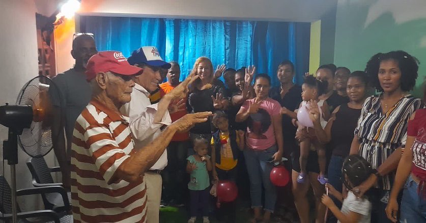 Lucydeleon2025's tweet photo. Hoy estuvimos en 2 actividades hermosas con la gente de el Sector El Tamarindo de Villa Mella Sur y otra con la gente de Los Palmares de Sabana Pérdida. 

Seguimos trabajando.

Lucy de Leon DIPUTADA 2024-2028
Ahora Sííí 🎉 💯 🔥 
VOTA PRM 👍🏻 💙 https://t.co/aQEuchdGob