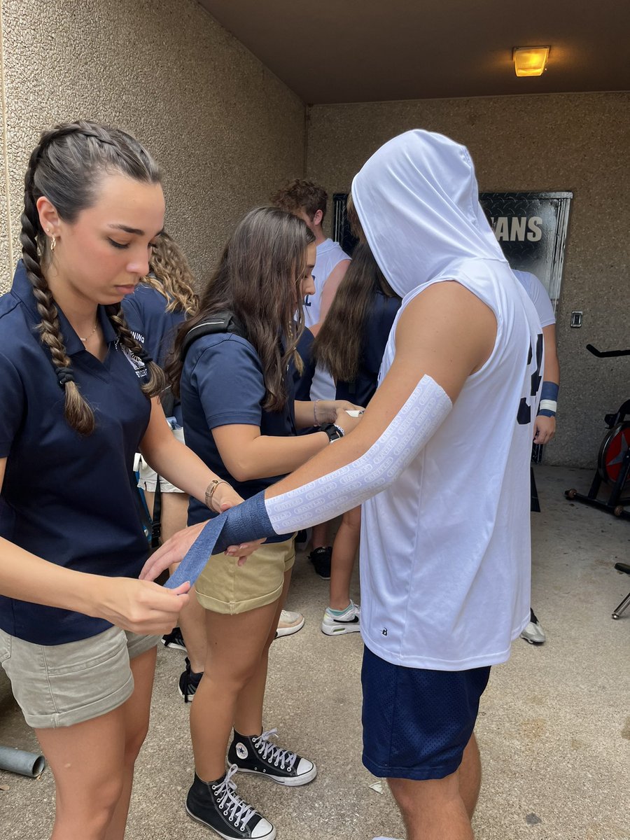 KHSATs's tweet photo. These students are awesome and they worked so hard and did amazing tonight at the football game tonight. Congrats to @kellerindiansfb on their win vs Eaton! 
@KHSIndianNation @KISDAthletics @KHSBooster https://t.co/kzTyRDCBFN