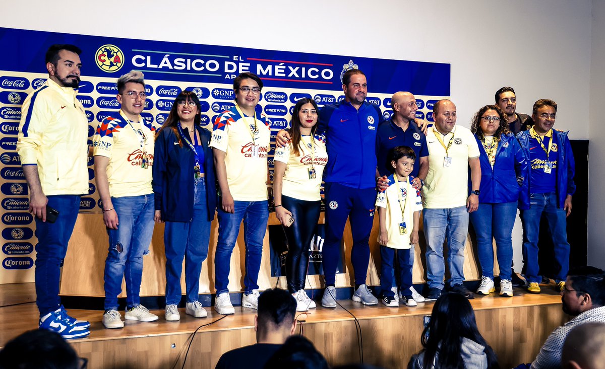 ClubAmerica's tweet photo. ¡Los Abonados y Miembros Azulcrema fueron parte de todas las actividades de #ElClásicoDeMéxico🇲🇽🦅!, siempre presentes, ¡siempre Azulcremas! 💙💛

Consigue la membresía y tú también disfruta de todos los beneficios exclusivos ✨ https://t.co/tGlPBcvFxf https://t.co/HaGKjG56Tp