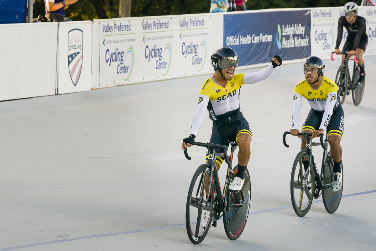 2023 Collegiate #TrackNats Men's Scratch Race Podium 🥇 Emiliano Mirafuentes @SCADdotedu 🥈 Brody McDonald @MilliganBuffs 🥉 Preston Eye @PiedmontCycling 4 Sergio Romero @ScadCycling 5 Adin Papell @MilliganBuffs 📸 @craigsclicks @thevelodrome